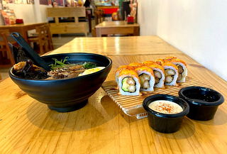 Disfruta de 10 Cortes de Makis + 1 Sopa Ramen 