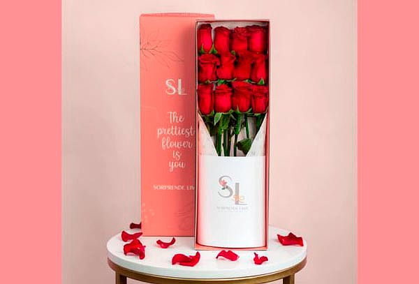 Sorprende: 1 Caja de 12 Rosas + Tarjeta Personalizada y Mas