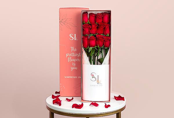 Amor en Cada Pétalo: 12 Rosas con Tarjeta Personalizada