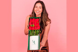 Sorprende: 1 Caja de 12 Rosas + Tarjeta Personalizada y Mas