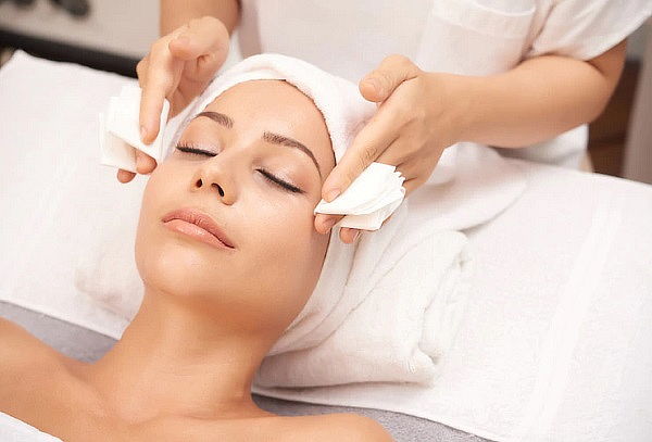 Limpieza Facial con Punta de Diamante, Peeling y Fototerapia