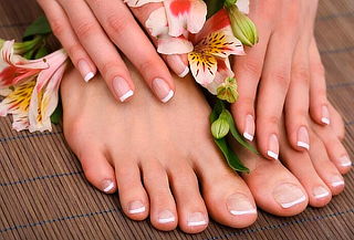 Engriete: Manicura con Opi + Pedicura con Sales Minerales 