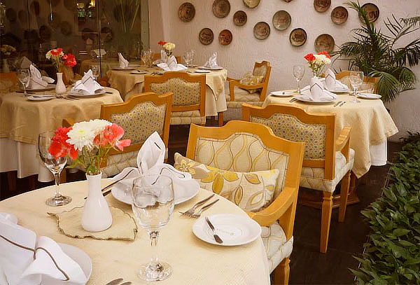 Buffet Desayuno: Frutas, Jugos, Snacks y Platos Calientes