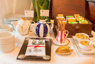 Buffet Desayuno: Frutas, Jugos, Snacks y Platos Calientes