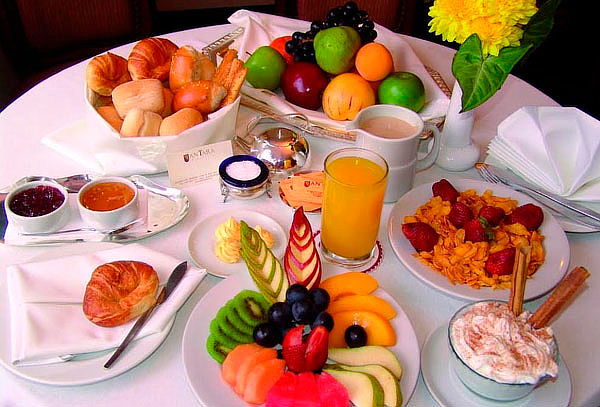 Buffet Desayuno: Frutas, Jugos, Snacks y Platos Calientes