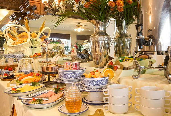 Buffet Desayuno: Frutas, Jugos, Snacks y Platos Calientes