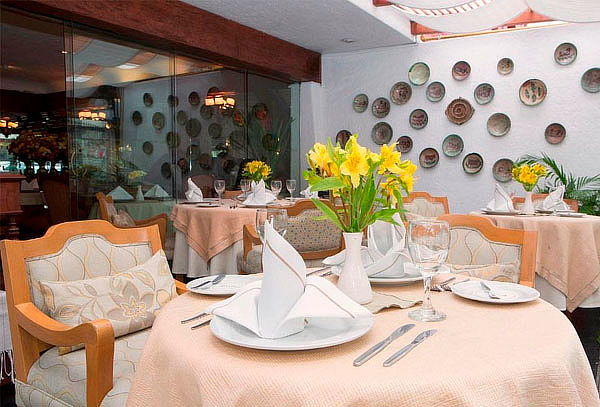 Buffet Desayuno: Frutas, Jugos, Snacks y Platos Calientes