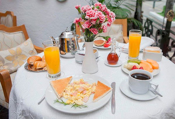 Buffet Desayuno: Frutas, Jugos, Snacks y Platos Calientes