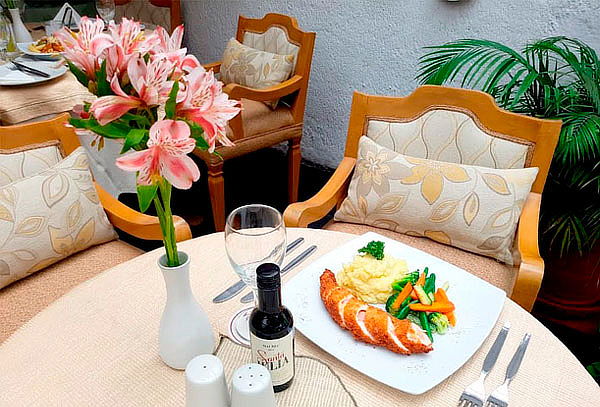 Buffet Desayuno: Frutas, Jugos, Snacks y Platos Calientes