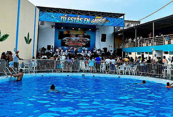 Entrada + Piscina + Ceviche + Bebida en Villa Carmencita