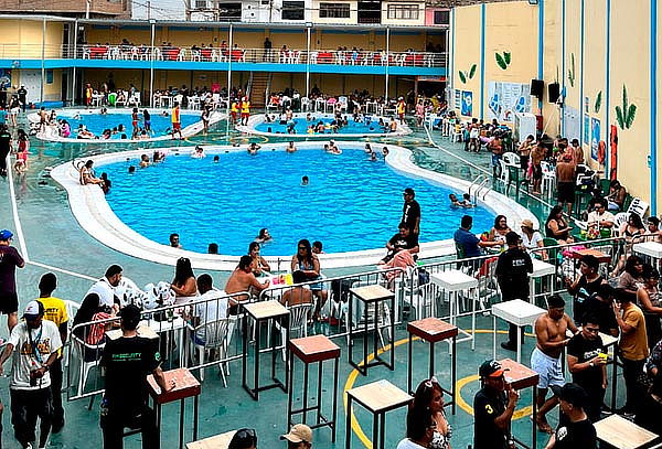 Entrada + Piscina + Ceviche + Bebida en Villa Carmencita
