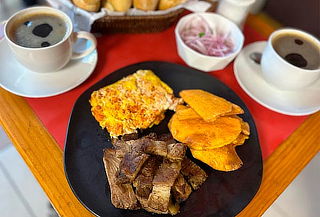 1/4 Chicharrón + 2 Cafés + Camote + Salchicha Huachana y Más