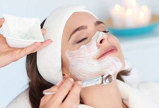 Limpieza Facial Profunda: Exfoliación, Peeling y Más