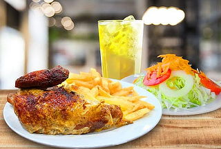 1/4 Pollo a la Brasa + Papas Fritas + Ensalada + Bebida 