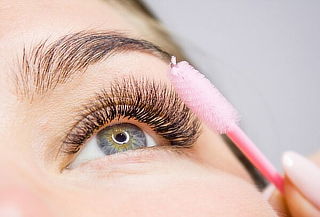 Lifting de Pestañas + Laminado & Perfilado Cejas + Manicure