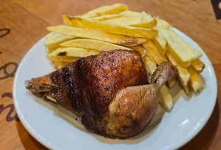 1/4 de  Pollo a la Leña + Papas + Ensalada y Cremas 
