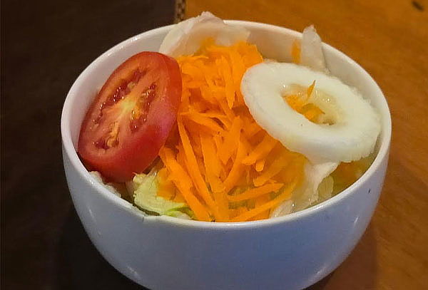 1/4 de  Pollo a la Leña + Papas + Ensalada y Cremas 
