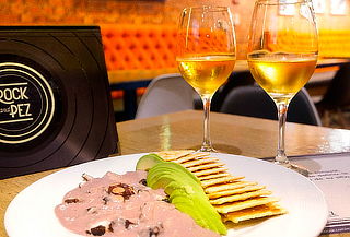 Almuerzo Romántico en Rock and Pez: Platos Fondo + Tragos. Almuerzo Romántico en Rock and Pez: Platos Fondo + Tragos.