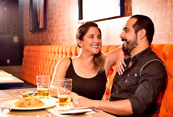 Almuerzo Romántico en Rock and Pez: Platos Fondo + Tragos.