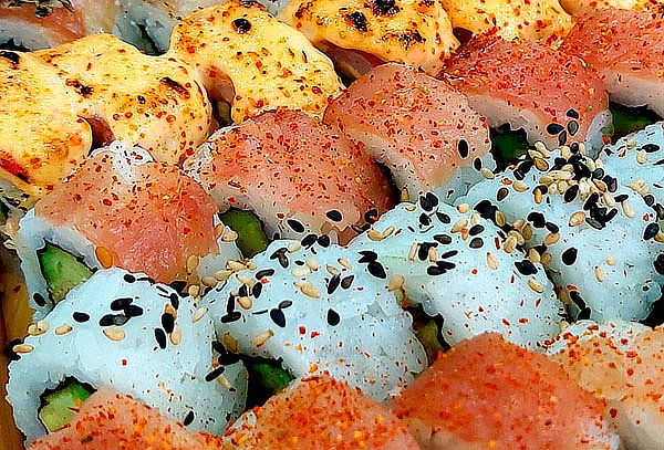 Full Barra Libre de Makis +Bebida y Más en Oshi 