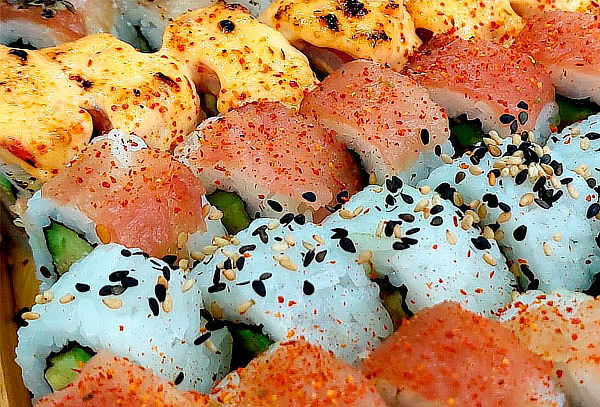 10 Cortes de Makis con Opción a 1 Bebida en Oshi 