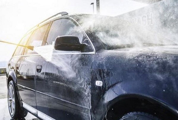 Lavado básico para camioneta + Silicona en tablero y llantas