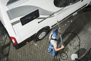 Lavado básico para minivan + Silicona en tablero y llantas