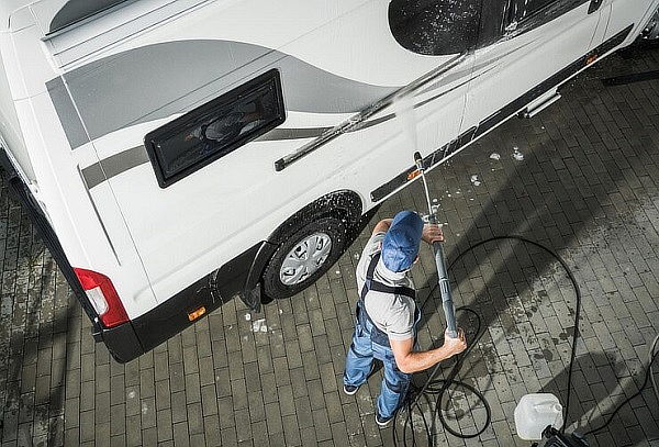 Lavado básico para minivan + Silicona en tablero y llantas