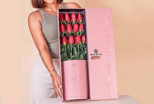Caja de Magia.pe con 12 Rosas Naturales Premium