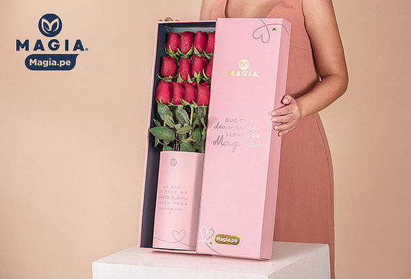 Caja de Magia.pe con 12 Rosas Naturales Premium