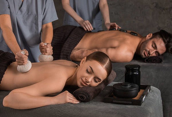 Masajes relajantes con piedras calientes y compresas 