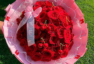 Ramo 24 Rosas con Cerezas Decorativas + Tul + Lazo Y Más