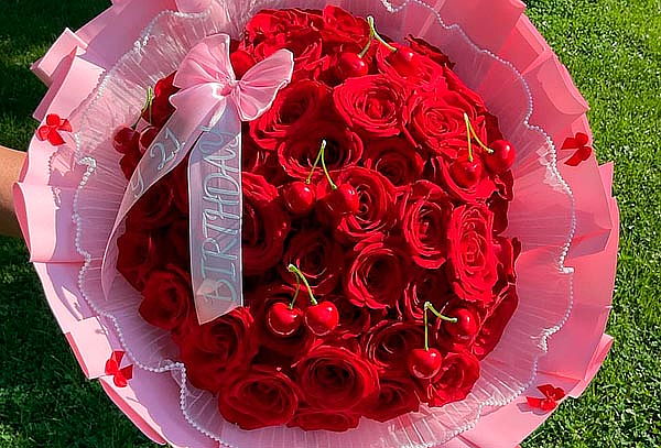 Ramo 24 Rosas con Cerezas Decorativas + Tul + Lazo Y Más