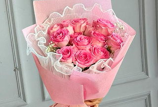 Ramo de 12 Rosas + Gipsofilia + Tul con Perlas y Más