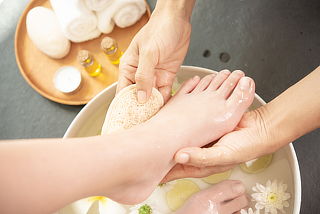 Hidratación y Exfoliación de Pies con Masaje + Copa de Vino