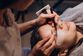 Lifting Pestañas + Laminado de Cejas en Karin Studio Browns