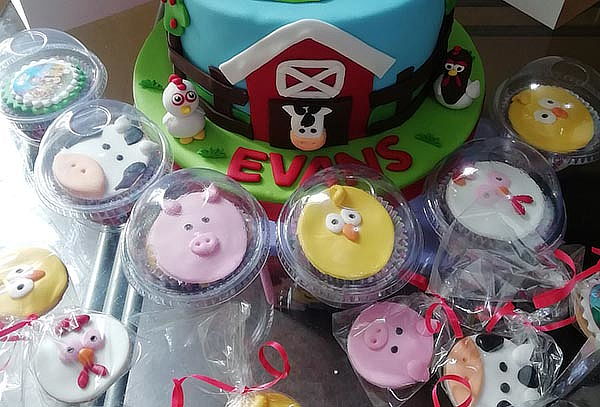 Torta de 18 o 30 Porciones + 6 Galletas o Cupcakes Temáticas