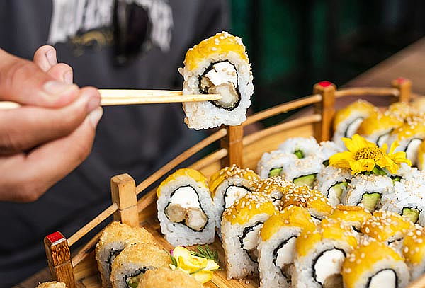Barra libre de Makis +  4 Alitas 