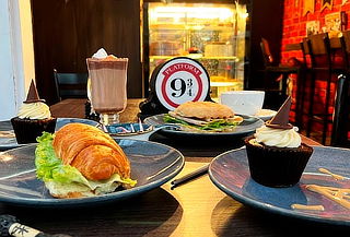 Lonche para 2:Sandwich, Triple, Butifarra + Chocolates y más Lonche para 2:Sandwich, Triple, Butifarra + Chocolates y más