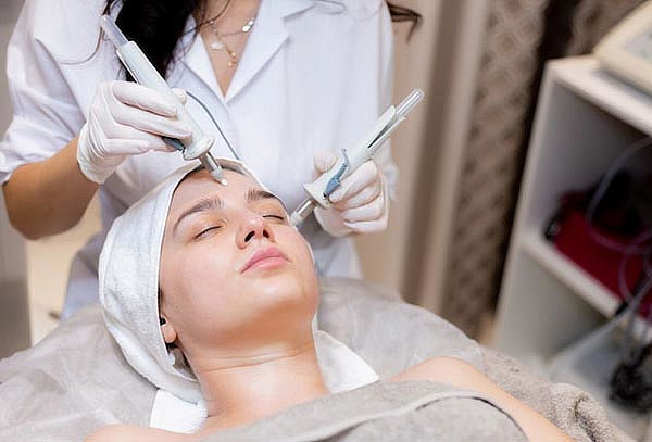 Limpieza facial profunda: -Limpieza -Exfoliación y más
