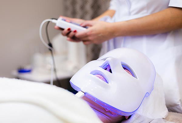 Limpieza Facial Profunda con Luz Ultravioleta