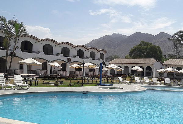 Noche de Alojamiento + Desayuno + Piscina y Más - VPX CLUB 