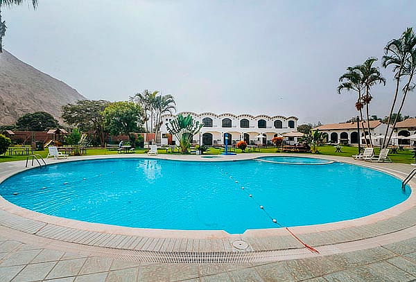 Noche de Alojamiento + Desayuno + Piscina y Más - VPX CLUB 