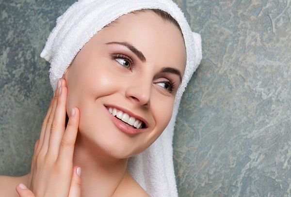 Hydrafacial Hialuronico o Niacinamida + Mascara Led 