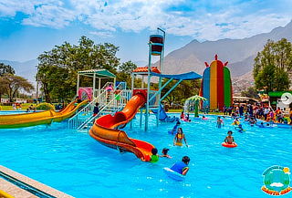 Entrada + PISCINAS con TOBOGANES + Opción a Almuerzo y Más