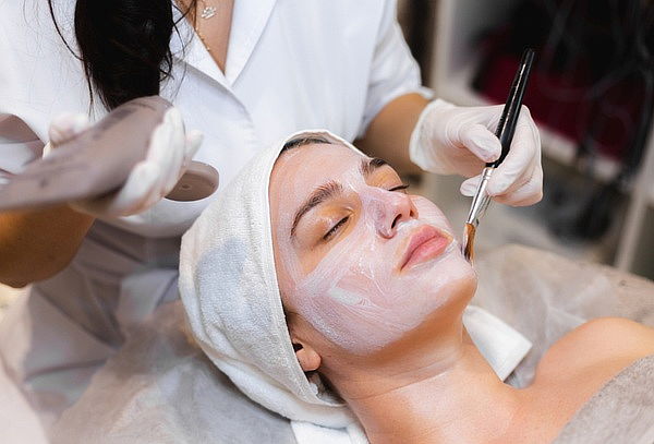 Experiencia Premium: Limpieza Facial + Masaje Relajante 