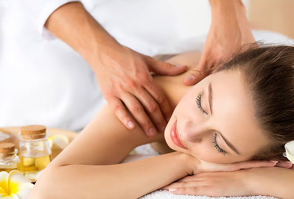 Experiencia Premium: Limpieza Facial + Masaje Relajante 