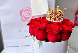Box de 12 Rosas + Corona + Pines brillantes + Dedicatoria 