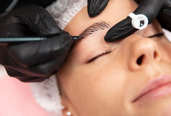 Microblading + Manicure en Gel y Más en AM Studio