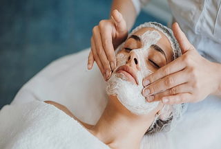 Limpieza Facial + Tratamiento en Cejas y Pestañas